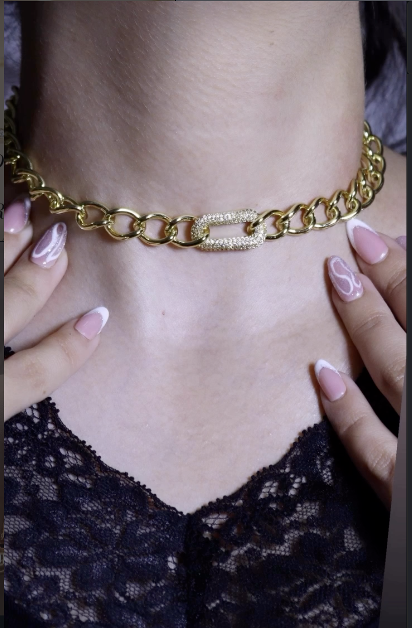 Main tenant une bague